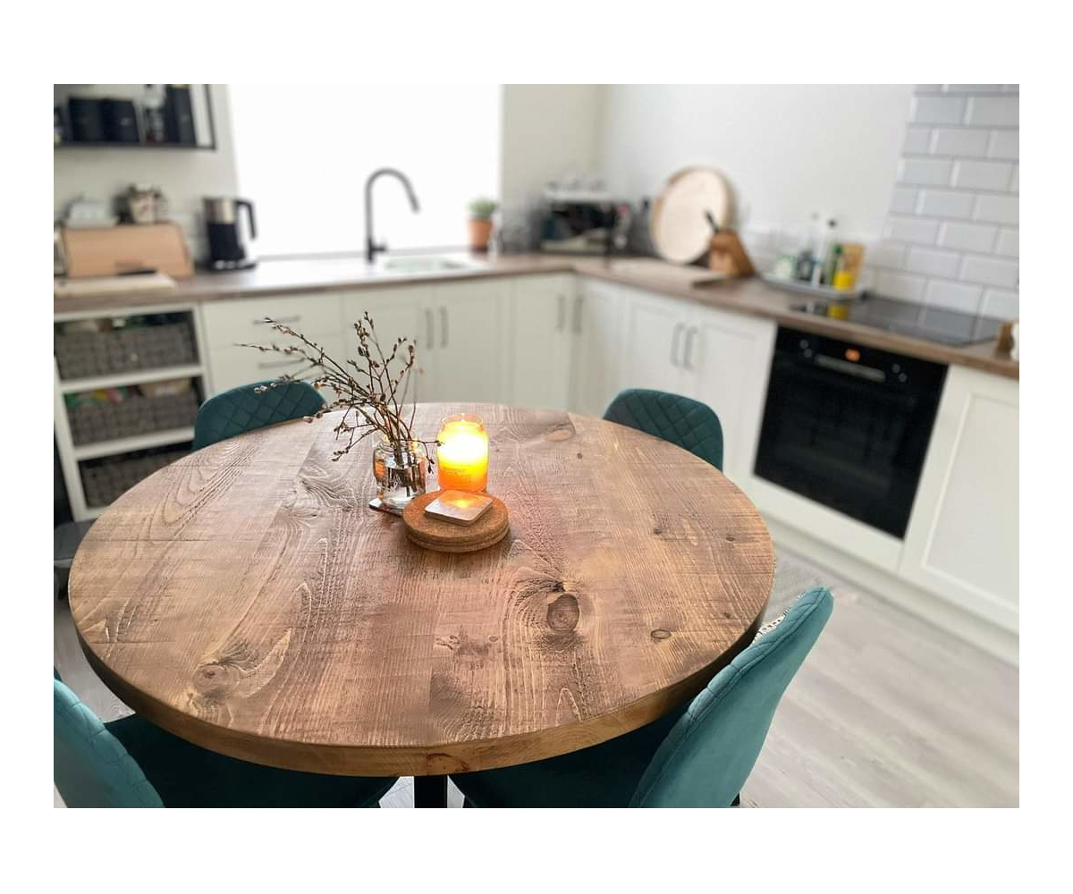 pyöreä pöytä puupinnalla